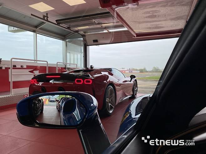 서킷 주행 대기 중인 페라리 296 GTB.