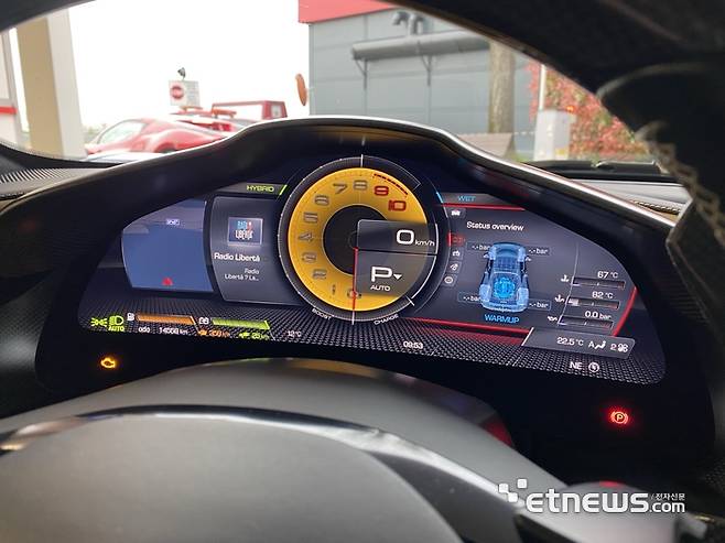 페라리 296 GTB 계기판.