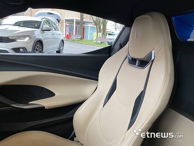 페라리 296 GTB 시트.