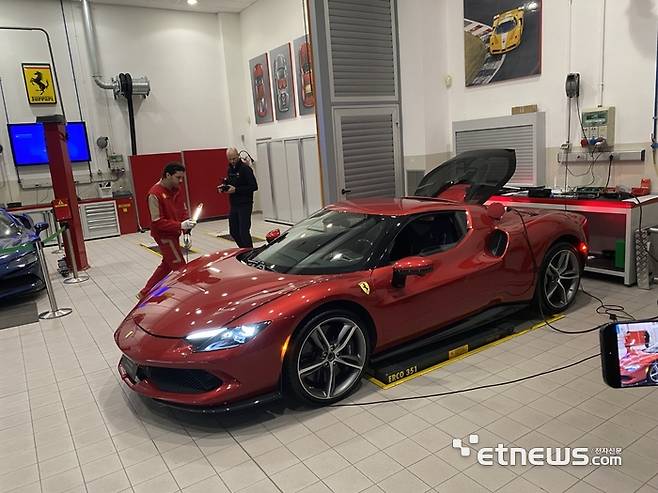 페라리 테크니션이 인증 중고차를 점검하고 있다.