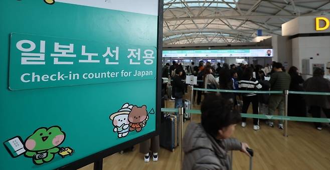 지난해 11월 인천국제공항 제1터미널에서 일본으로 향하는 승객들이 탑승수속을 하기 위해 줄 서 기다리고 있다. /사진=뉴스1