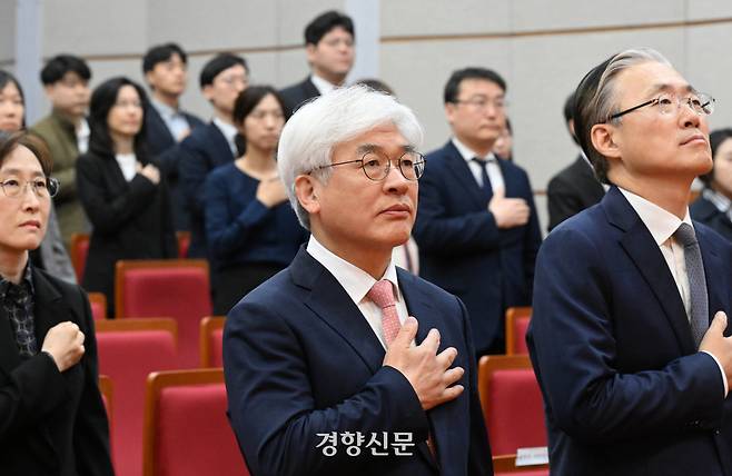 마은혁 신임 헌법재판관이 9일 서울 종로구 헌법재판소 대강당에서 열린 마 재판관 취임식에서 국민의례를 하고 있다. 김창길 기자