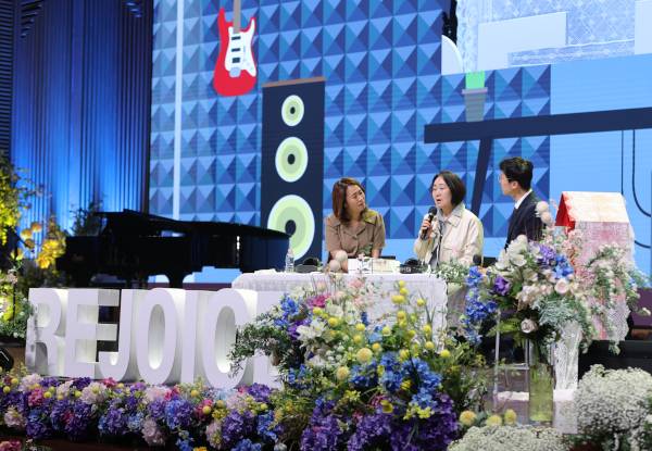 사모 리조이스 참가자가 9일 서울 강동구 오륜교회에서 자신의 이야기를 전하고 있다. 오륜교회 제공