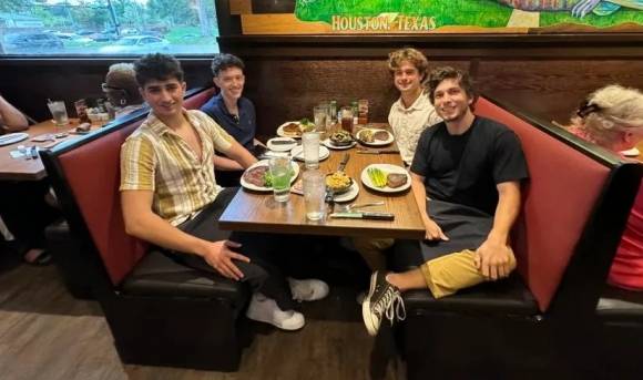 잭 야데가리 칼 AI CEO(왼쪽 아래)를 비롯한 주요 직원들.