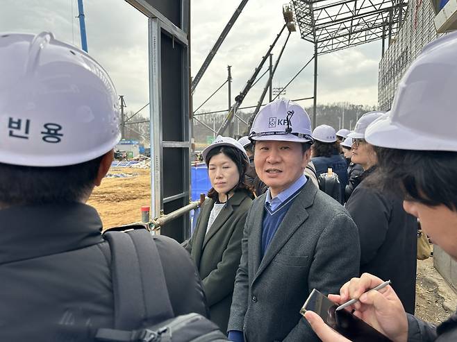 정몽규 대한축구협회 회장이 지난달 충남 천안 축구종합센터 건설현황 미디어 브리핑 행사에서 기자들에게 천안 대한민국축구종합센터 건설 현황을 설명하고 있다. 연합뉴스