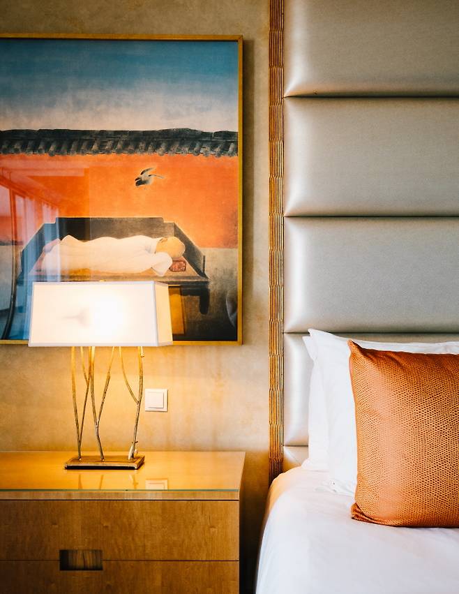 더 물리아 리조트 침대 옆쪽에는 잠자는 승려의 그림이 걸려 있다. 보통 승려는 사람들 앞에서 흐트러진 모습을 비추지 않는데, 그마저도 어쩔 수 없게 만드는 물리아 침실의 편안함을 의미한다고 한다