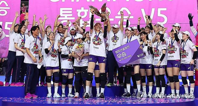 김연경 '트로피를 내 품 안에' (인천=연합뉴스) 김도훈 기자 = 8일 인천 삼산월드체육관에서 열린 프로배구 V리그 여자부 챔피언결정전 흥국생명과 정관장의 5차전 경기에서 승리하며 통합우승을 차지한 흥국생명 김연경이 트로피를 들고 기뻐하고 있다. 2025.4.8 superdoo82@yna.co.kr