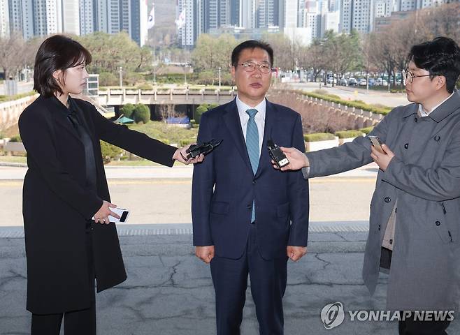 박성재 법무부 장관, 직무 복귀 (과천=연합뉴스) 서명곤 기자 = 박성재 법무부 장관이 10일 과천 법무부 청사로 출근, 입장을 밝히고 있다. 헌법재판소는 이날 박 장관에 대한 국회의 탄핵소추를 기각했다. 2025.4.10 seephoto@yna.co.kr