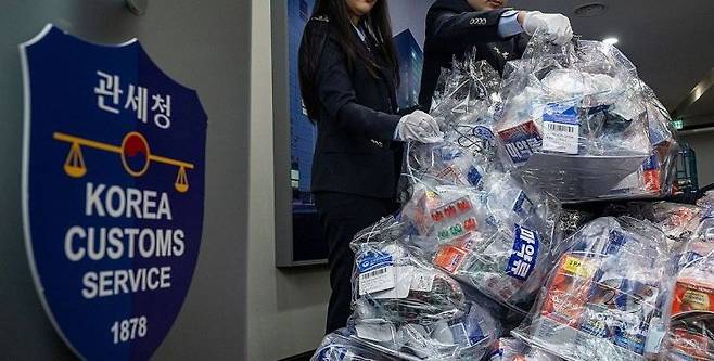 불법 의약품 집중 단속 나선 관세청. 연합뉴스