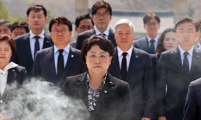 김선민 조국혁신당 대표 권한대행 등 혁신당 지도부가 지난 10일 오전 광주 북구 국립5·18민주묘지에서 참배하고 있다. 연합뉴스