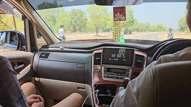 오후 12시 51분. 취재진이 탑승한 차량을 군인이 멈춰 세웠다.