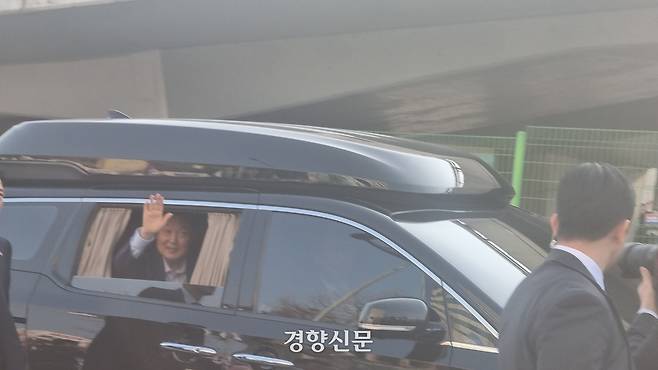 윤석열 전 대통령이 11일 한남동 관저에서 퇴거하며 차에서 지지자들에게 손을 흔들어 인사하고 있다. 강한들 기자