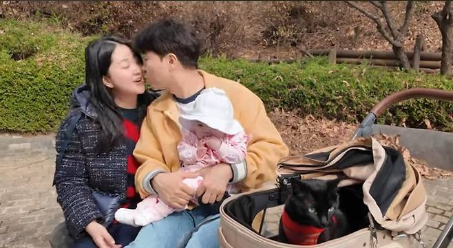 방송인 박수홍과 아내 김다예가 5개월 된 딸 재이와 함께한 봄날의 일상을 공개하며 따뜻한 감동을 전했다.사진=유튜브 채널 ‘박수홍 행복해 다홍’