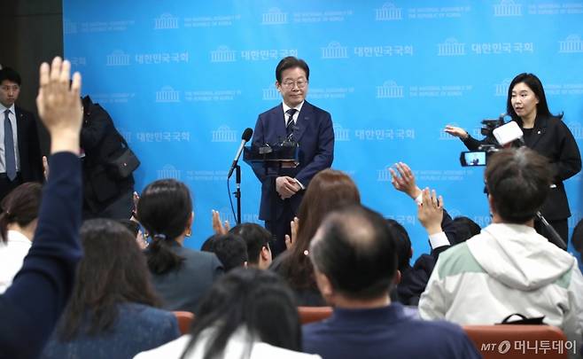 (서울=뉴스1) 이재명 기자 = 제21대 대통령선거에 출마를 선언한 이재명 더불어민주당 전 대표가 11일 오전 서울 여의도 국회 소통관에서 비전 및 캠프 인선을 발표를 마친 후 취재진 질문에 답변하고 있다. (공동취재) 2025.4.11/뉴스1 Copyright (C) 뉴스1. All rights reserved. 무단 전재 및 재배포, AI학습 이용 금지. /사진=(서울=뉴스1) 이재명 기자