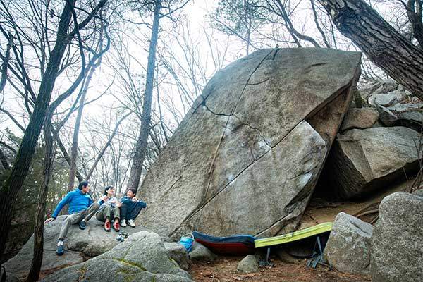 등반을 마치고 바위에 걸터앉아 이야기를 나눴다. 김명수씨가 오른쪽 Triple X를 완등한 후다.