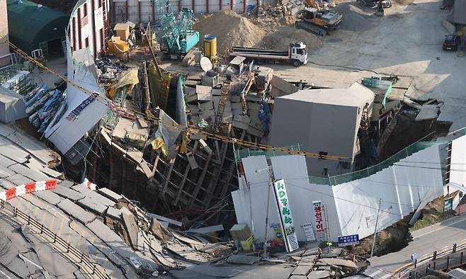11일 오후 경기 광명시 일직동 신안산선 공사 현장 인근이 붕괴돼 사고 현장이 통제되고 있다. 뉴스1