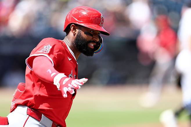 LA 에인절스 조 아델이 11일 탬파베이전에서 5회초에 스리런 홈런을 날린 뒤 그라운드를 돌고 있다. Getty Images코리아