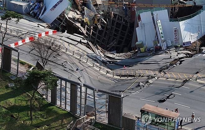광명 신안산선 공사장 지하 붕괴 사고 현장 (광명=연합뉴스) 홍기원 기자 = 11일 경기도 광명시 일직동 신안산선 공사 현장에서 붕괴 사고가 발생했다. 경기 광명경찰서 등에 따르면 이날 오후 3시 17분께 광명 양지사거리 부근 신안산선 제5-2공구 현장에서 붕괴 사고가 발생했다. 사진은 사고 현장 모습. 2025.4.11 xanadu@yna.co.kr