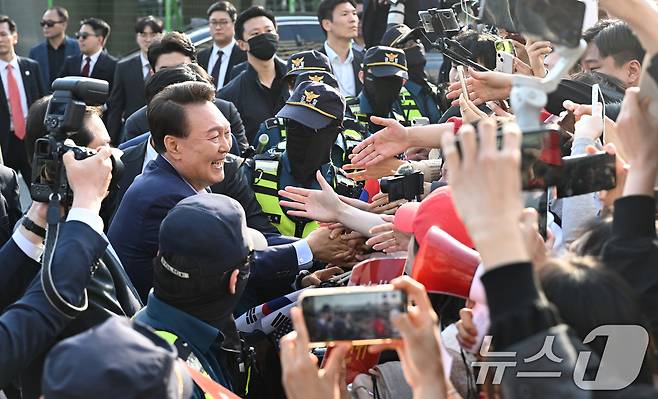 윤석열 전 대통령이 11일 오후 서울 용산구 대통령 관저에서 나와 지지자들과 인사하고 있다. (공동취재) 2025.4.11/뉴스1 ⓒ News1 김성진 기자