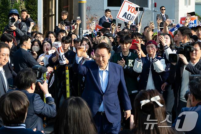 윤석열 전 대통령 파면 일주일만인 4월11일 오후 서울 한남동 공관을 나와 아크로비스타 사저로 가고 있다. (공동취재) 2025.4.11/뉴스1 ⓒ News1 김성진 기자