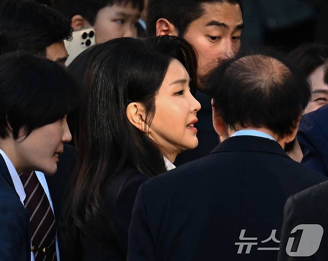 윤석열 전 대통령 부인 김건희 여사가 11일 서울 서초구 서초동 자택 앞에서 지지자들과 인사를 나누고 있다. (공동취재) 2025.4.11/뉴스1 ⓒ News1 박세연 기자