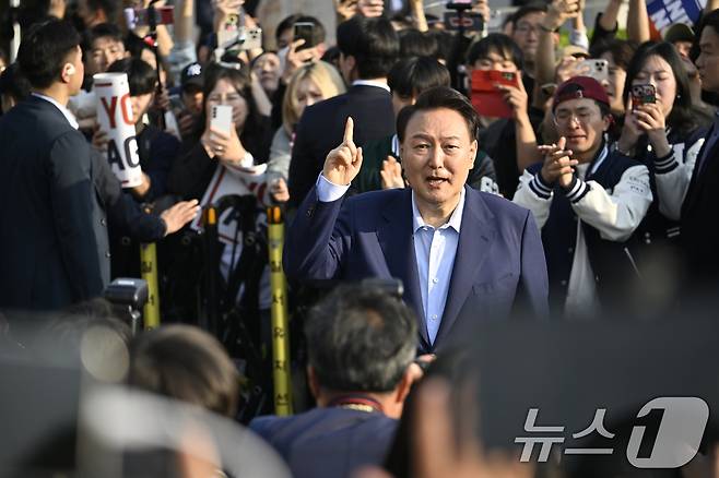 윤석열 전 대통령이 11일 오후 서울 용산구 대통령관저에서 나와 지지자들에게 인사하고 있다. (공동취재) 2025.4.11/뉴스1 ⓒ News1 김성진 기자