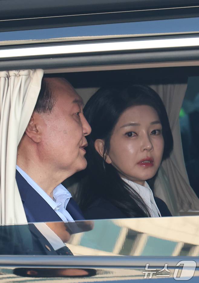 윤석열 전 대통령과 김건희 여사가 헌법재판소 파면 결정 후 일주일 만인 11일 오후 서울 용산구 한남동 대통령 관저를 떠나고 있다. (공동취재) 2025.4.11/뉴스1 ⓒ News1 김성진 기자