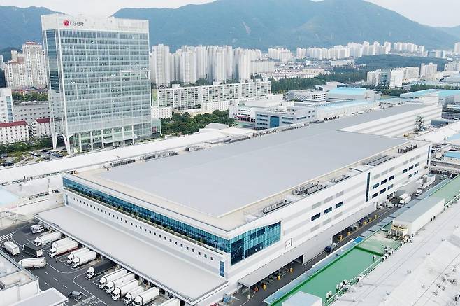 경남 창원에 있는 LG스마트파크 전경. 1세대 스타일러 개발 당시 옷에 밴 냄새 제거 효과를 실험하기 위해 삼겹살을 굽고 고등어를 튀기던 곳이다.