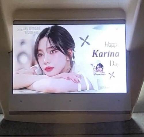 KTX 모니터에 표출된 에스파 카리나의 생일 축하 광고.<연합뉴스 자료 사진>