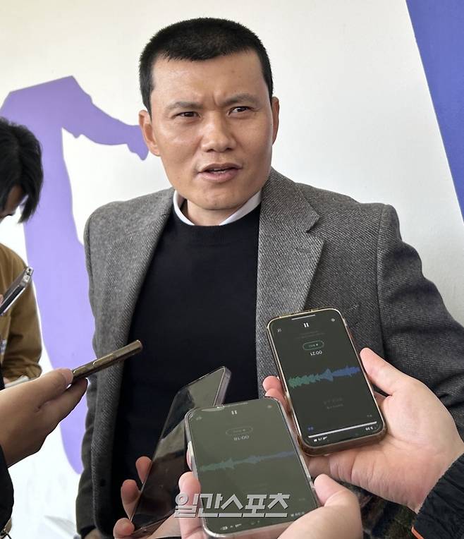 삭발한 정경호 강원FC 감독. 사진=김희웅 기자