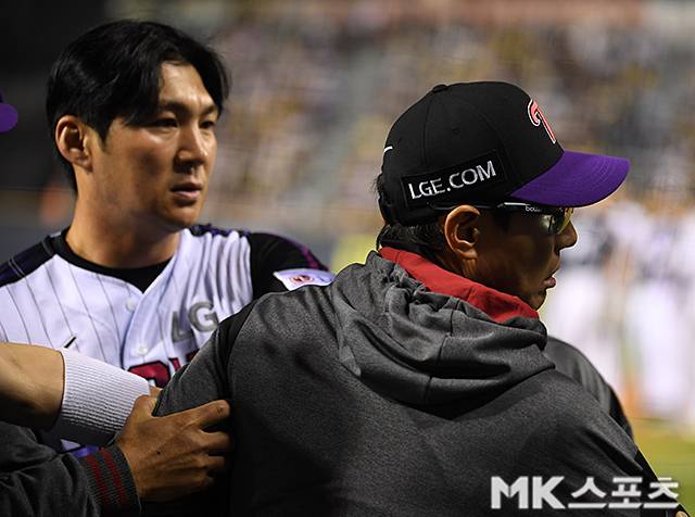 오지환이 염경엽 감독을 말리고 있다. 사진(잠실 서울)=천정환 기자