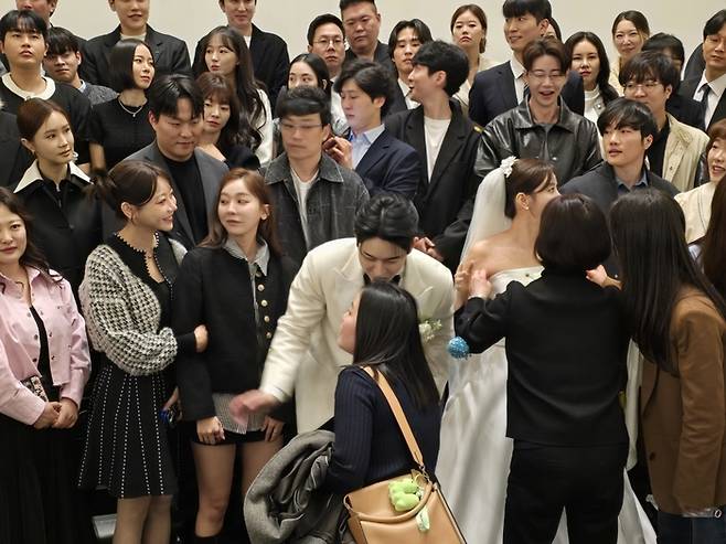 연상연하 가수 부부 박현호와 은가은이 4월 12일 서울 강남구 청담동에서 많은 축복 속에 웨딩마치를 울렸다.사진=은가은 가족 제공