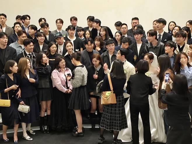 웨딩드레스를 입은 은가은은 행복한 미소로 하객들과 인사를 나눴고, 박현호는 우애 좋은 동료들과 눈을 맞추며 인사를 건네는 모습이었다. 사진=은가은 가족 제공