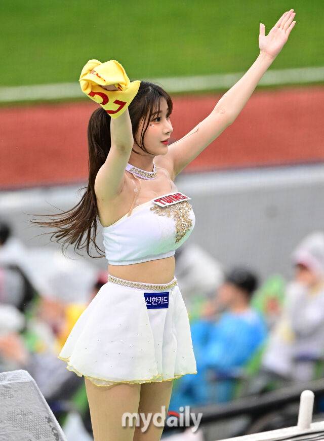 KIA에서 LG로 이적한 이주은 치어리더가 응원하고 있다 / 잠실 = 유진형 기자 zolong@mydaily.co.kr