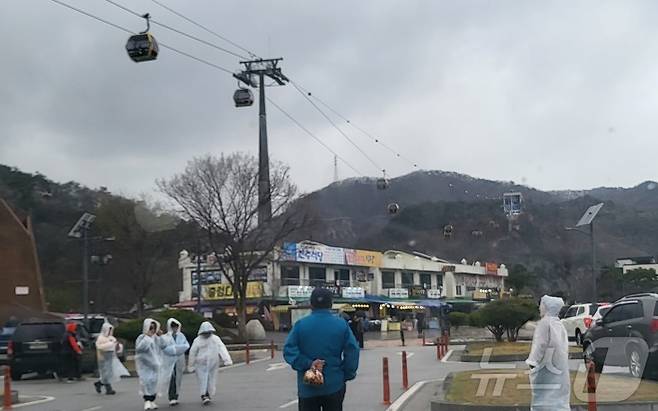 지난 12일부터 13일 사이 강원 주요 지역에 눈과 비가 내린 가운데, 13일 비바람이 친 원주시 간현관광지에 관광객들이 몰려들었다. 2024.4.13/뉴스1 ⓒ News1 신관호 기자
