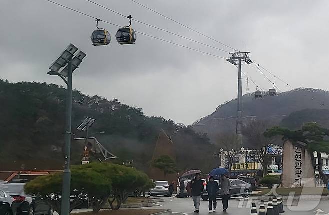 지난 12일부터 13일 사이 강원 주요 지역에 눈과 비가 내린 가운데, 13일 비바람이 친 원주시 간현관광지에 관광객들이 몰려들었다. 2024.4.13/뉴스1 ⓒ News1 신관호 기자