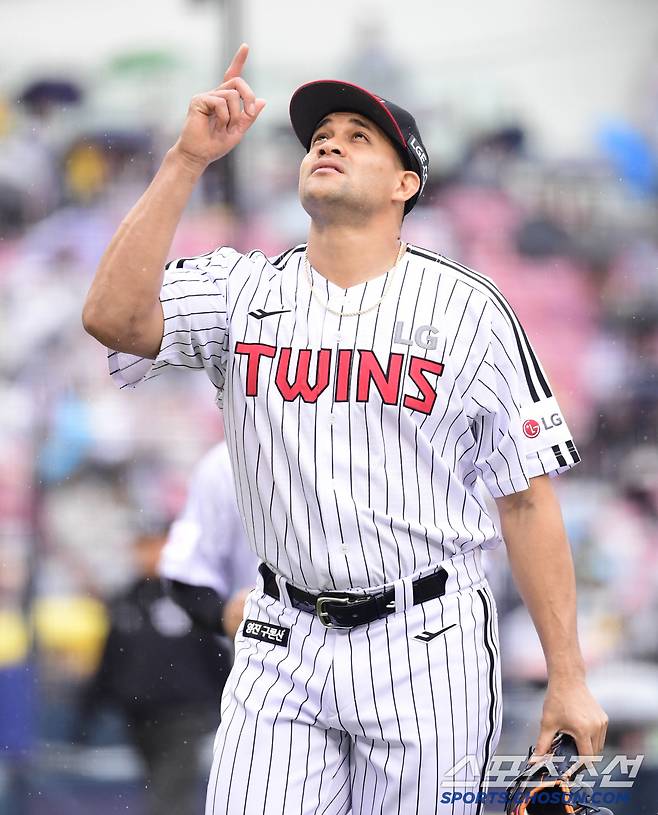 3회 투구를 마치고 마운드를 내려오는 LG 선발 치리노스.