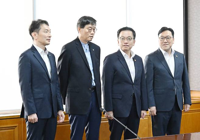 Deputy Prime Minister and Finance Minister Choi Sang-mok (second from right) talks with Financial Supervisory Service Governor Lee Bok-hyun (far left), Bank of Korea Governor Rhee Chang-yong (second from left), and Financial Services Commission Chairman Kim Byoung-hwan during a meeting at the Korea Federation of Banks in Seoul on April 11. /Courtesy of the Ministry of Economy and Finance