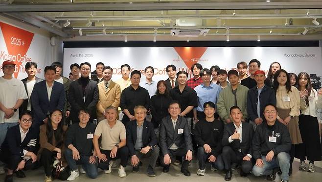 지난 11일 영도구 소재 부산커피R&D랩에서 ‘코리아 커피 위너스 클럽 스로우 다운 2025’ 대회가 열린 가운데 출전 선수들과 대회 관계자들이 함께 기념촬영하고 있다. 부산테크노파크 제공