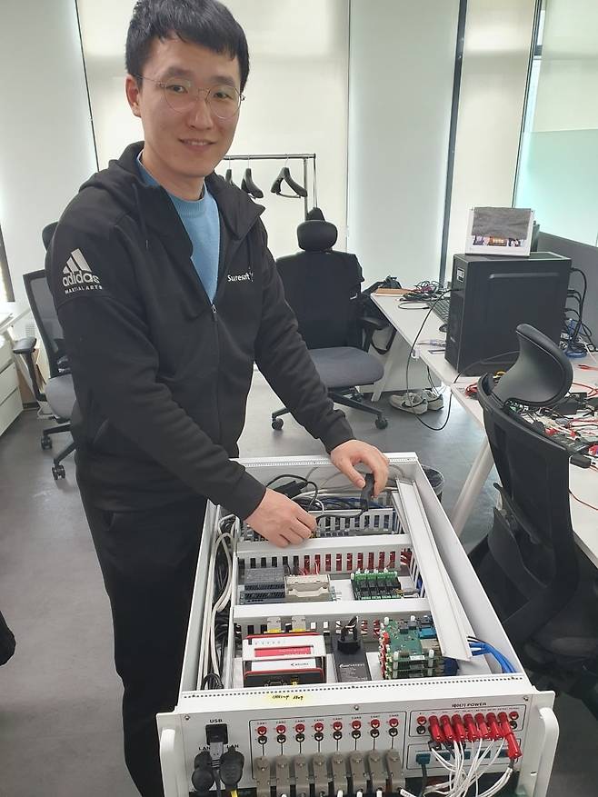 신승범 팀장이 네트워크 검증 장비를 살펴보고 있다. 성남=윤현주 기자