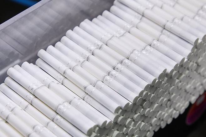 한국필립모리스 양산공장에서 생산되고 있는 전자담배 스틱 '센티아'. 사진=한국필립모리스 제공