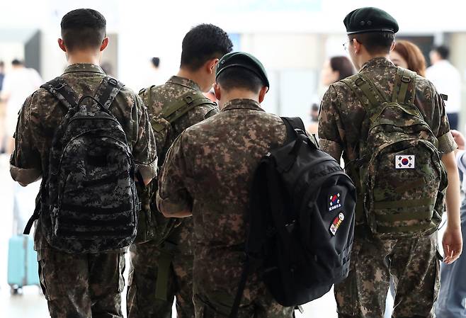 지난해 8월 서울역에서 휴가를 나온 병사들이 이동하고 있다. 연합뉴스