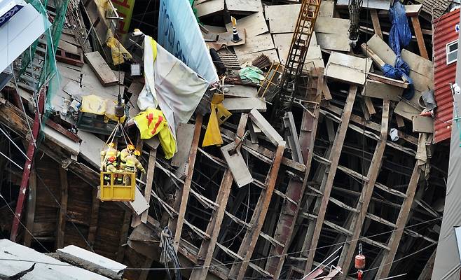 구조대원들이 12일 경기 광명 신안산선 지하터널 붕괴 현장에서 실종자를 수색하고 있다. 연합뉴스