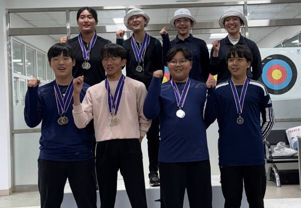 제54회 전국소년체육대회 양궁 남녀 중등부 경기도대표로 선발된 8명의 선수가 기념촬영을 하고 있다.경기도양궁협회 제공
