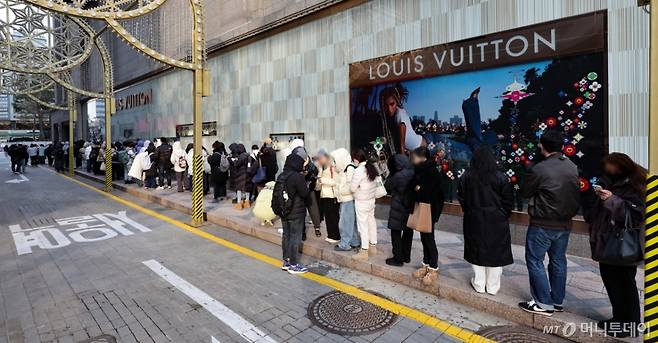 올해 1월 샤넬과 에르메스 등 명품 브랜드들이 새해를 맞아 제품 가격 인상을 이어가고 있는 8일 서울 시내 한 백화점에 개점을 기다리는 시민들이 줄을 서 있다. /사진제공=뉴시스