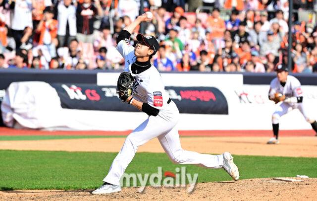 2025년 3월 22일 오후 경기도 수원KT위즈파크에서 '2025 신한 SOL뱅크 KBO 리그' 한화 이글스와 KT 위즈의 경기. KT 김민수가 7회초 구원등판해 역투하고 있다./마이데일리