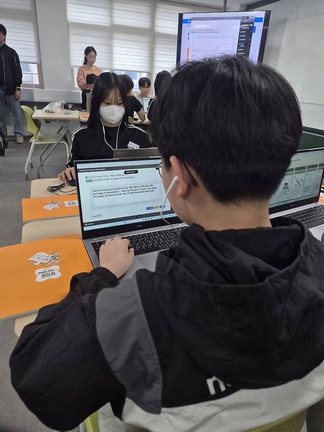 덕화중 1학년 학생들이 AI 디지털교과서로 영어 수업을 하고 있다.