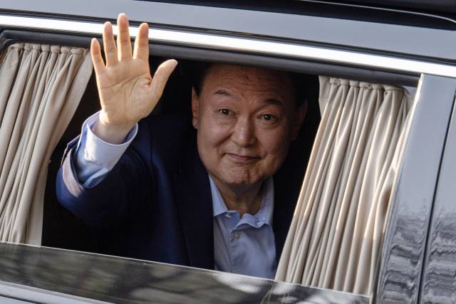 윤석열 전 대통령이 11일 서울 서초구 아크로비스타 사저 앞에 도착해 지지자들을 향해 손을 흔들고 있다. 연합뉴스