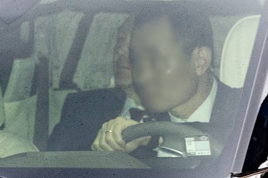 윤석열 전 대통령이 14일 오전 서울 서초구 서울중앙지방법원에서 열린 내란 우두머리 혐의 1차 공판에 차량을 타고 출석하고 있다. 사진=뉴시스