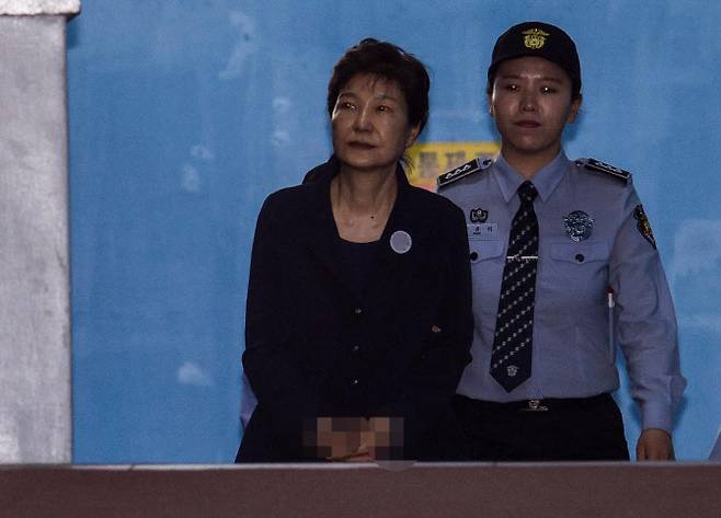 뇌물혐의 등으로 구속기소 된 박근혜 전 대통령이 23일 오후 서울 서초동 서울중앙지법에서 열린 첫 재판을 마친 후 호송차로 이동하고 있다. 2017.5.23 (사진=뉴스1)